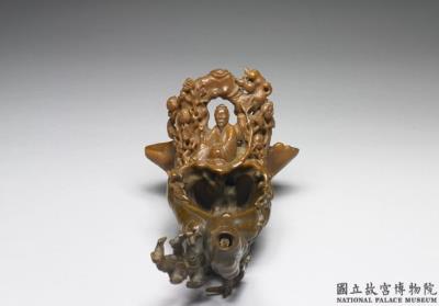 图片[3]-Carved rhinoceros horn in the shape of a figure riding raft, You Tong (1662-1722), Qing dynasty (1644-1911)-China Archive